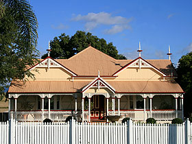 A photo of a house known as a 'Queenlander', with each side a mirror image of the other.